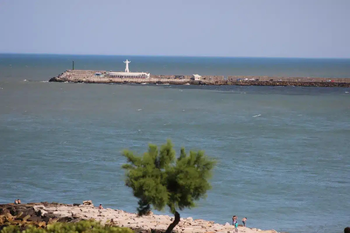 Un yacht d'un milliardaire russe traverse le détroit d'Ormuz avec 1 200 marins philippins à son bord.