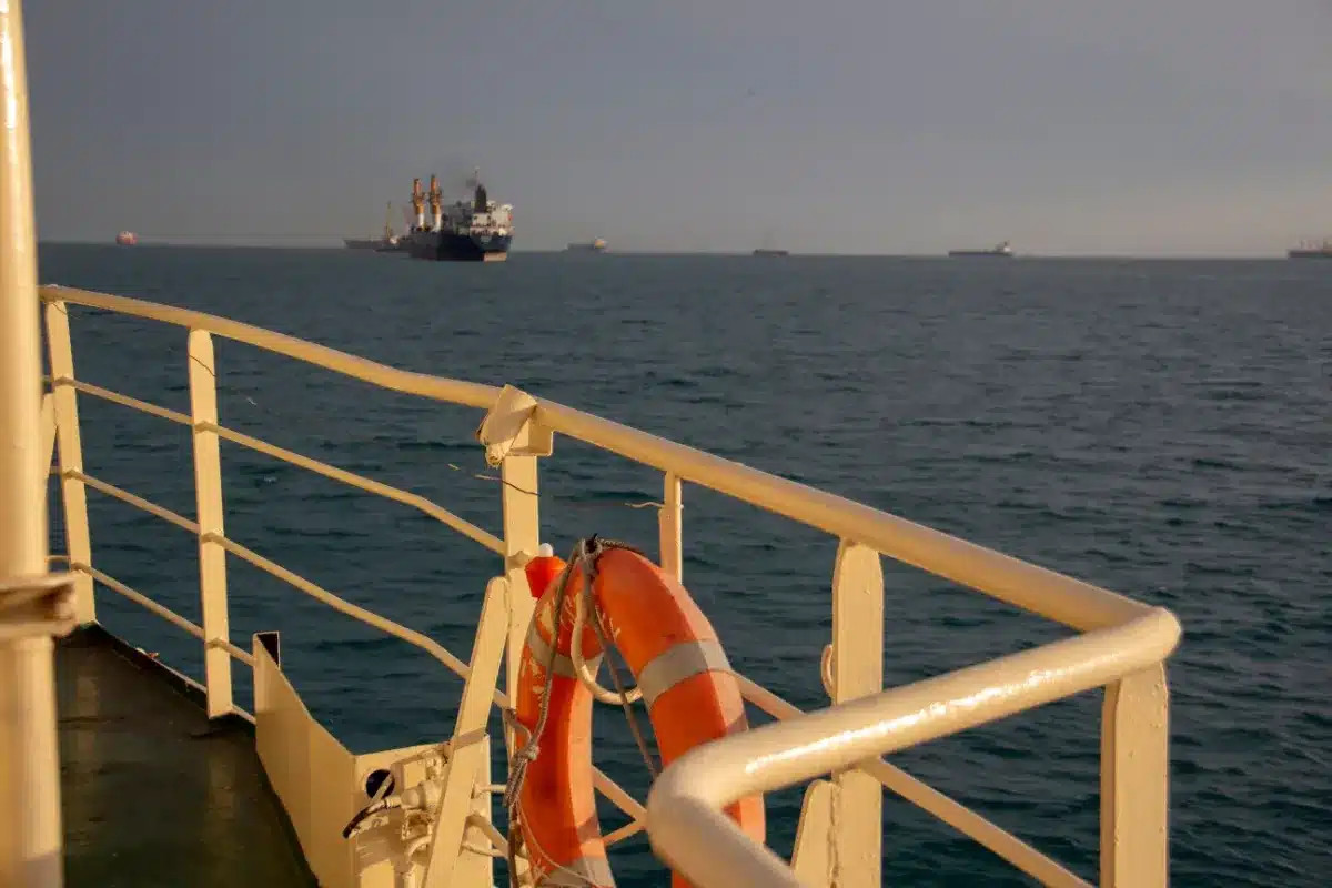 11 000 marins bloqués dans le détroit d'Ormuz : l'évacuation interrompue suite à l'attaque d'un navire marchand