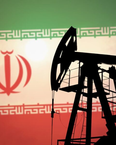Accord signé à Versailles entre les États-Unis et l'Iran : 46 milliards de dollars de pétrole autorisés à être exportés.
