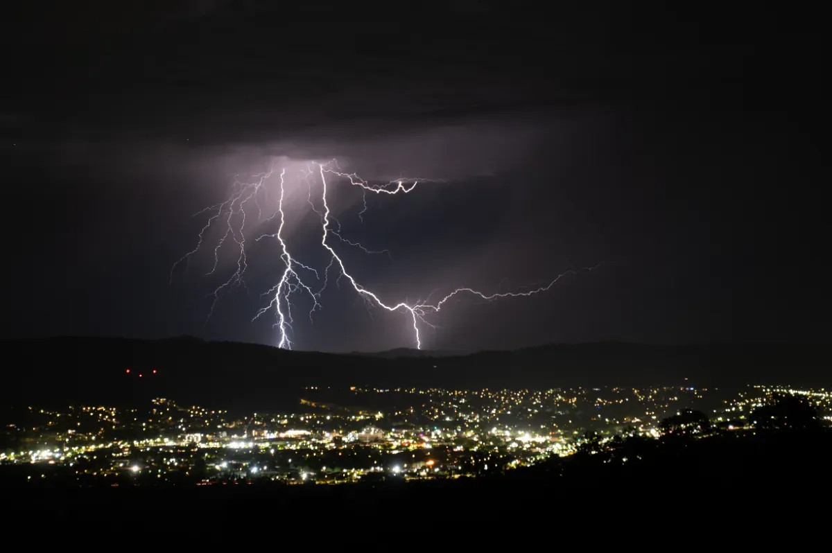 Alerte aux orages violents : une masse d'air chaud stagnante au-dessus de la France provoque un phénomène climatique exceptionnel.