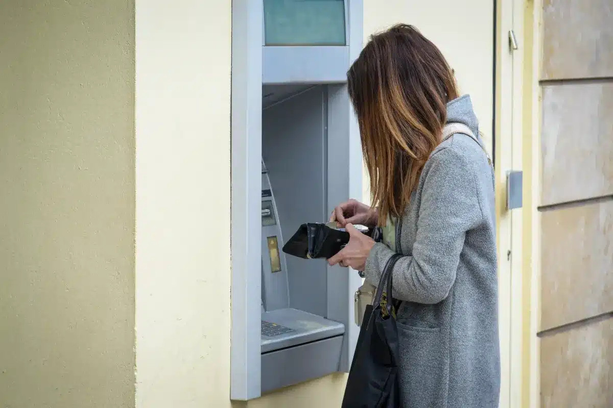 Au revoir aux distributeurs de billets : leur remplaçant est déjà disponible près de chez vous et peu d’en parlent.
