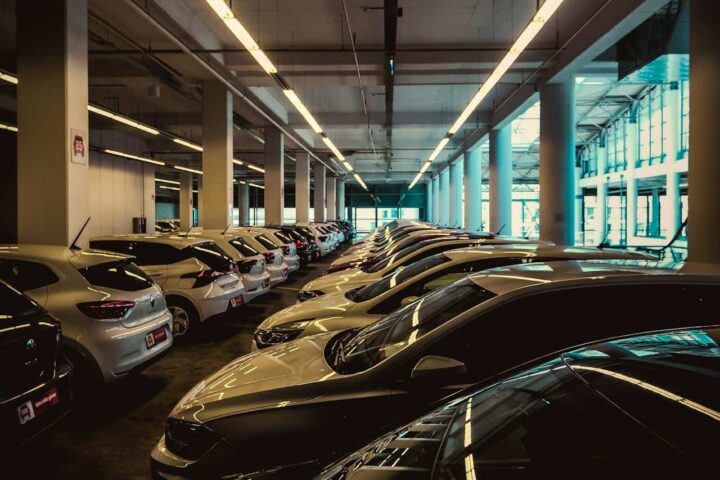 Augmentation des immatriculations de voitures neuves en mai grâce à l'électromobilité.