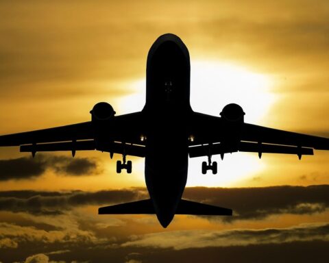 Aviation : le gouvernement réduit une taxe sur les vols intérieurs.