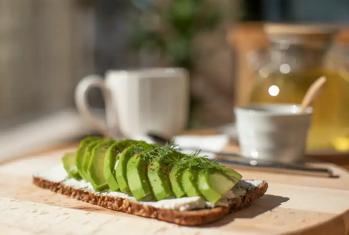 Avocat vert contre avocat noir : guide pour bien les choisir et comprendre leurs différences.