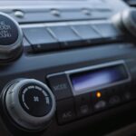 Baisser le volume de la radio pour mieux se concentrer au volant