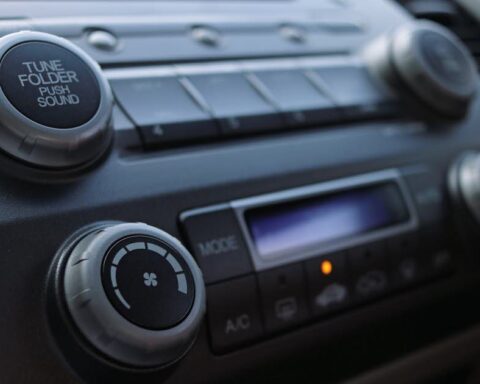 Baisser le volume de la radio pour mieux se concentrer au volant