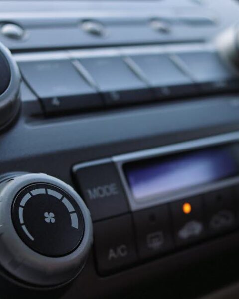 Baisser le volume de la radio pour mieux se concentrer au volant