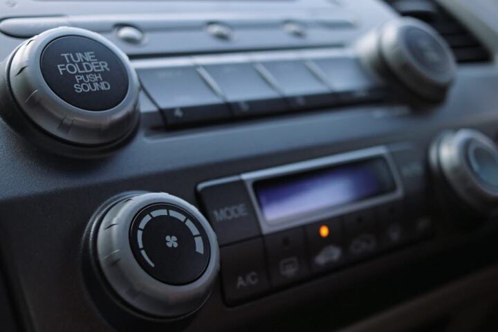 Baisser le volume de la radio pour mieux se concentrer au volant