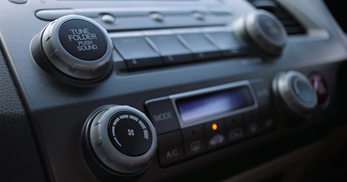 Baisser le volume de la radio pour mieux se concentrer au volant