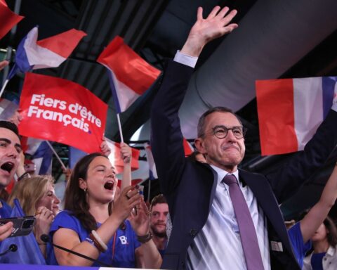 Bruno Retailleau présente sa candidature à la présidentielle 2027 avec Boualem Sansal au Parc floral de Paris