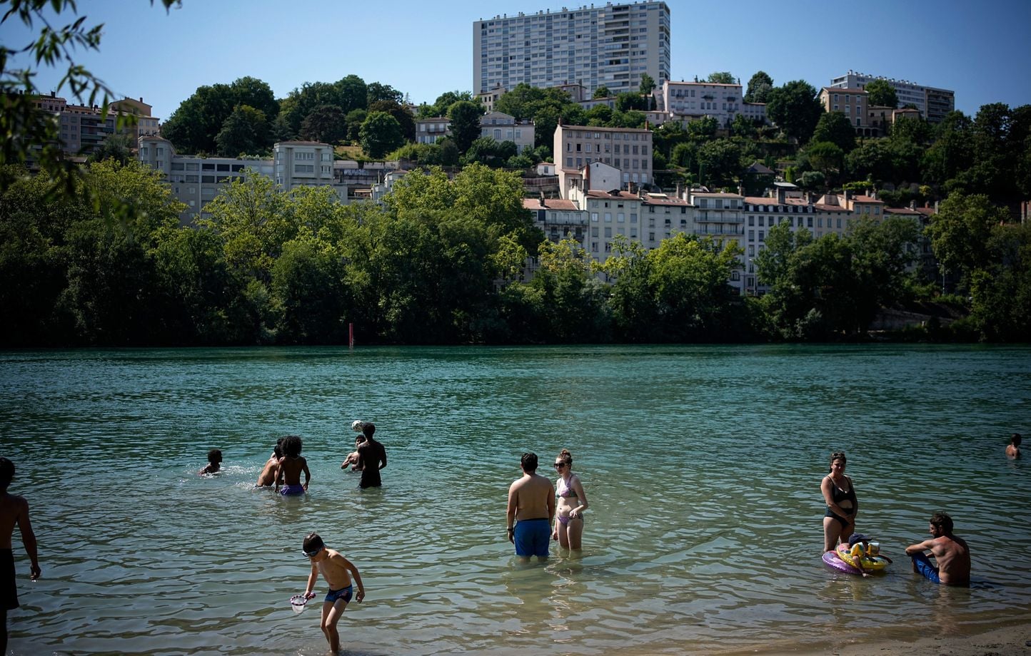 Canicule : 37 départements sous vigilance rouge samedi matin, un assouplissement progressif des alertes
