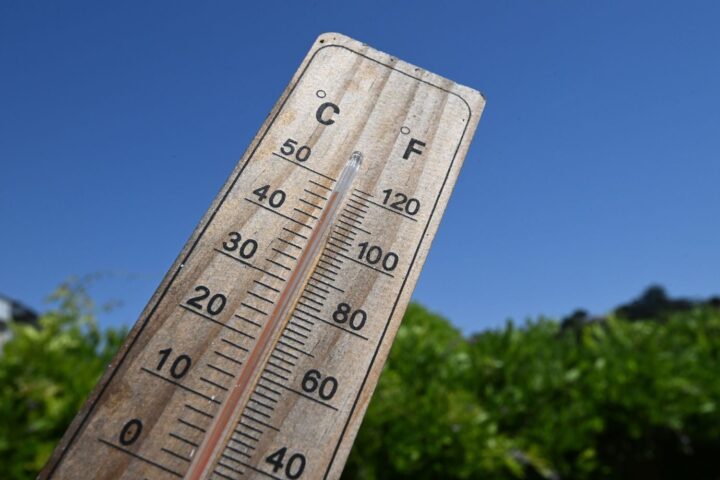 Canicule : 49 départements en vigilance rouge dès lundi, avec des températures atteignant 42 °C