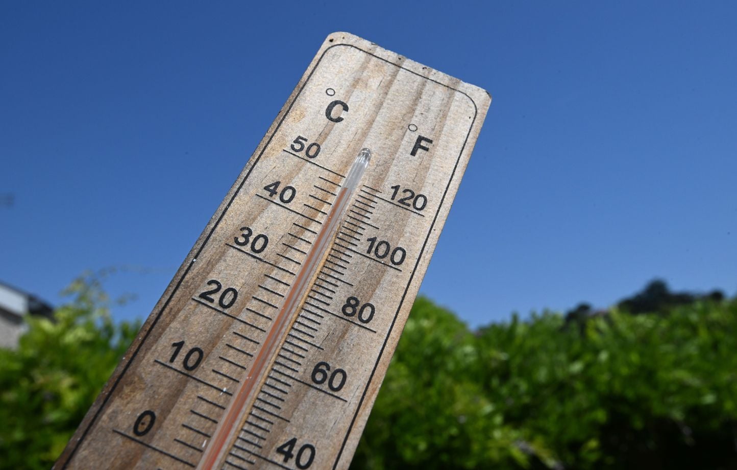 Canicule : 49 départements en vigilance rouge dès lundi, avec des températures atteignant 42 °C