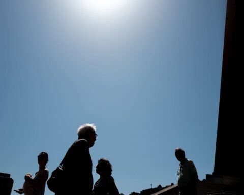 Canicule : 49 départements placés en vigilance rouge face à des températures record