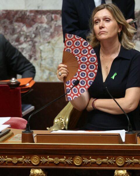 Canicule : assouplissement des codes vestimentaires à l’Assemblée, des députés plaident pour le short-polo