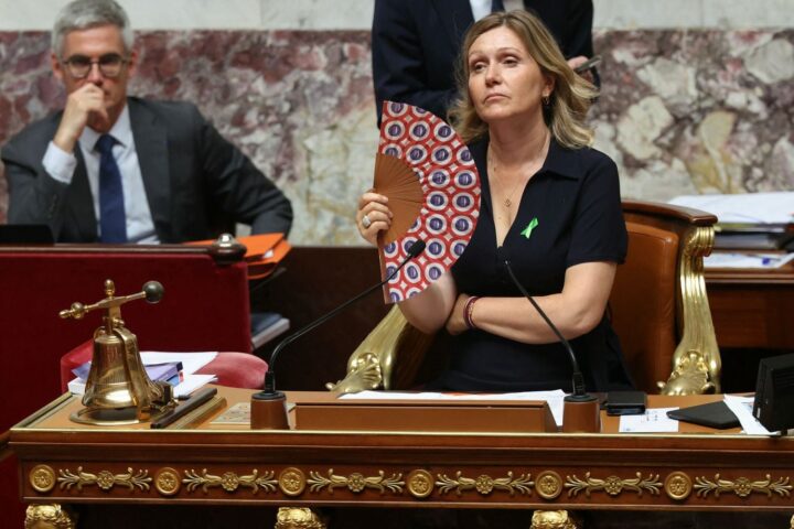 Canicule : assouplissement des codes vestimentaires à l’Assemblée, des députés plaident pour le short-polo