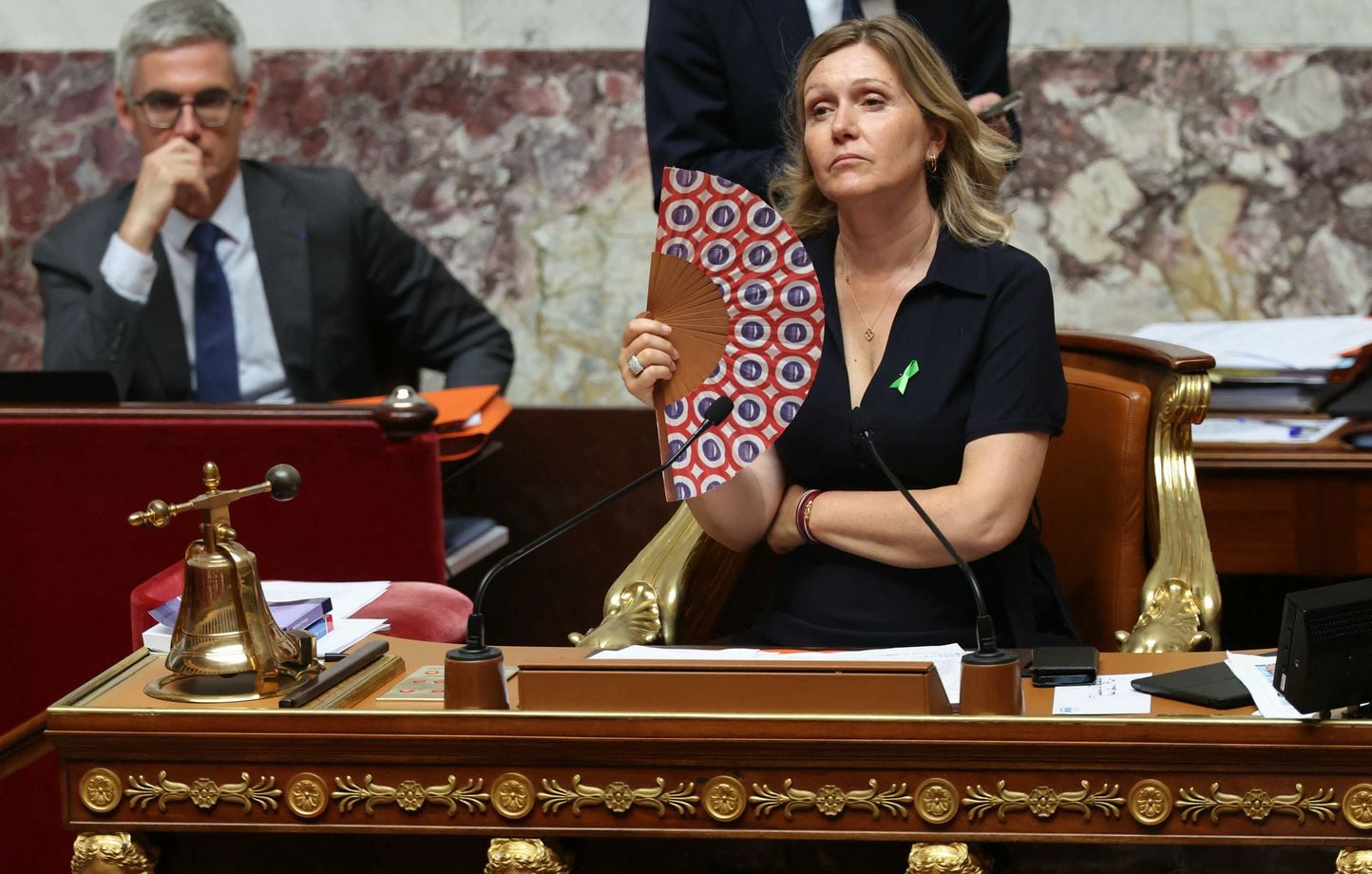 Canicule : assouplissement des codes vestimentaires à l’Assemblée, des députés plaident pour le short-polo