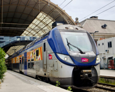Canicule : la SNCF annule des trains en France tandis que nos voisins adoptent des solutions pour maintenir le trafic.
