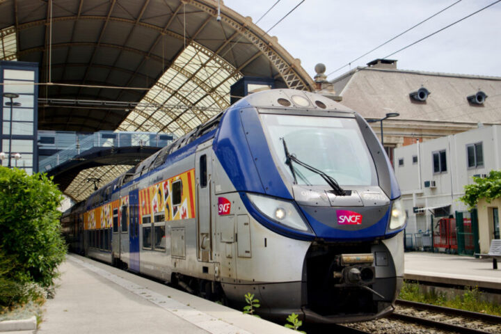 Canicule : la SNCF annule des trains en France tandis que nos voisins adoptent des solutions pour maintenir le trafic.