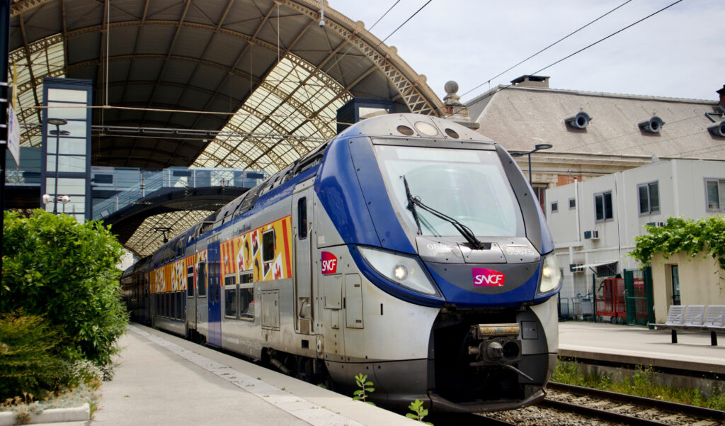 Canicule : la SNCF annule des trains en France tandis que nos voisins adoptent des solutions pour maintenir le trafic.