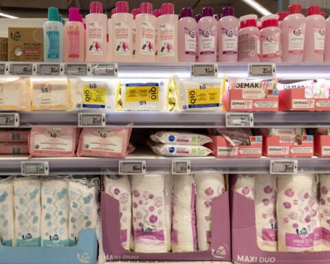 Carrefour s'engage à éliminer 5.000 tonnes de plastique de ses magasins d'ici 2030