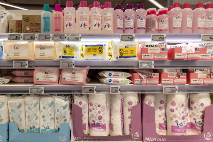 Carrefour s'engage à éliminer 5.000 tonnes de plastique de ses magasins d'ici 2030