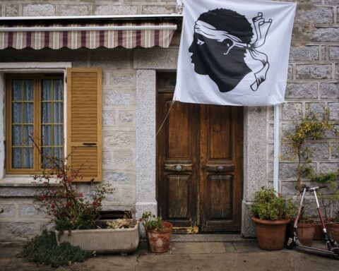 Débats à l'Assemblée nationale sur l'autonomie de la Corse et son statut constitutionnel