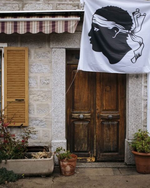 Débats à l'Assemblée nationale sur l'autonomie de la Corse et son statut constitutionnel