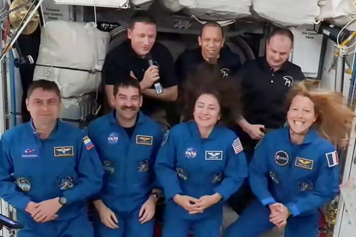Des astronautes, dont Sophie Adenot, évacués temporairement de l'ISS suite à des fuites détectées