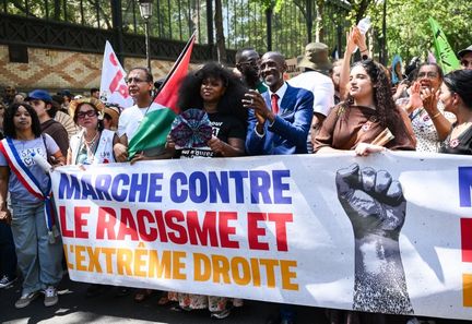 Des milliers de personnes défilent à Paris contre le racisme et l'extrême droite