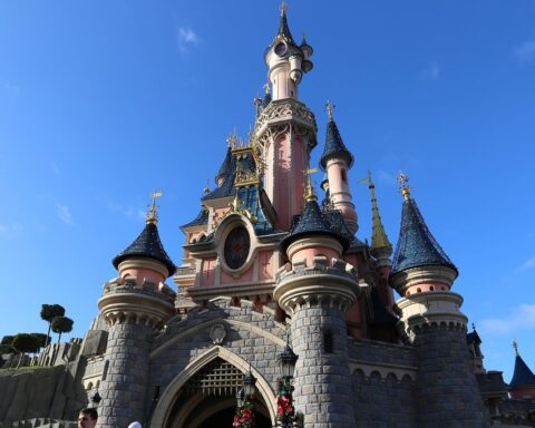 Disneyland Paris a coûté 3,6 milliards d'euros, des pertes financières qui persistent.