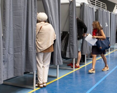 Élection présidentielle : les Français voteront les 18 avril et 2 mai 2027