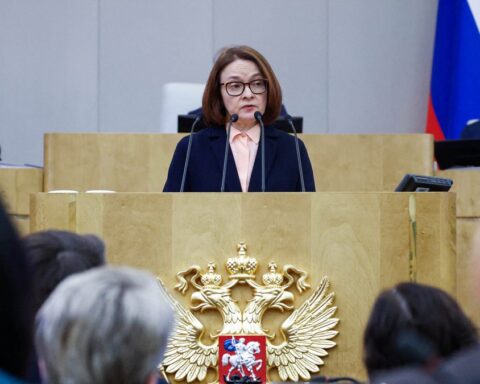 Élvira Nabioullina réapparaît après une absence prolongée et annonce une légère baisse du taux directeur en Russie