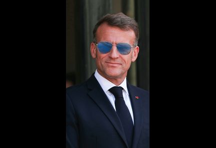 Emmanuel Macron affiche à nouveau ses lunettes de soleil en raison d'un problème oculaire