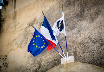 En Corse, la réforme constitutionnelle sur l'autonomie suscite méfiance et attente parmi les habitants