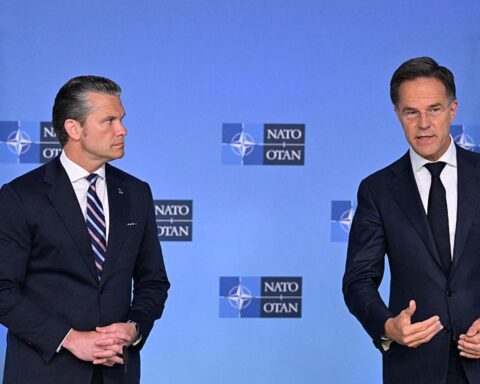 Hegseth annonce une révision des troupes américaines en Europe et critique les alliés de l'OTAN