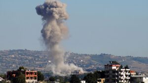 Israël et le Hezbollah échangent de nouveaux frappes alors que le groupe militant rejette le plan de cessez-le-feu
