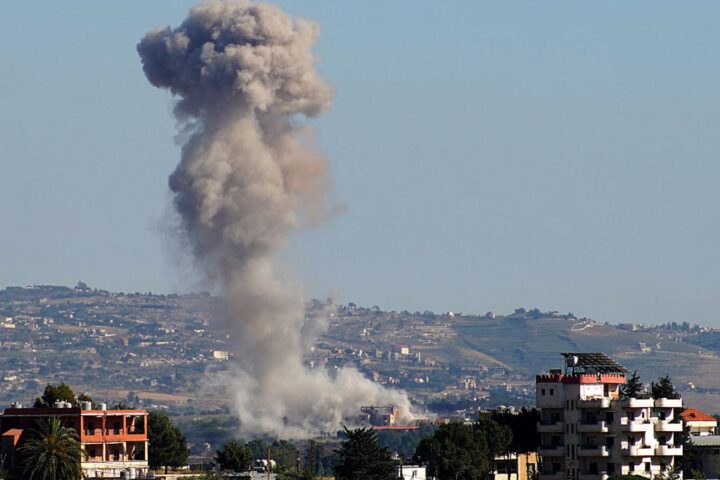 Israël et le Hezbollah échangent de nouveaux frappes alors que le groupe militant rejette le plan de cessez-le-feu
