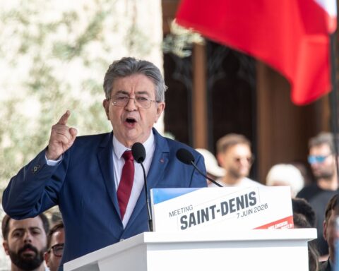 Jean-Luc Mélenchon accuse le Rassemblement national de promouvoir le suprémacisme lors de son meeting à Saint-Denis