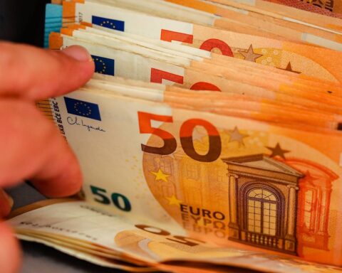 Jordan Bardella propose de réduire de moitié la contribution de la France au budget de l'UE