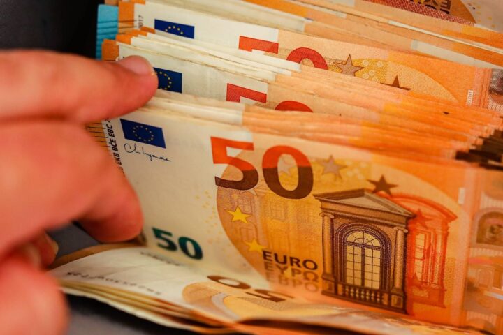 Jordan Bardella propose de réduire de moitié la contribution de la France au budget de l'UE