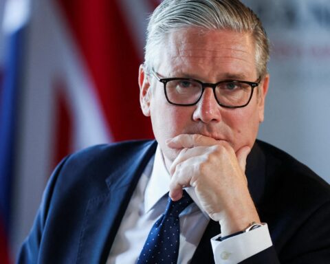 Keir Starmer sous pression : des appels à la démission se multiplient après la victoire de Burnham