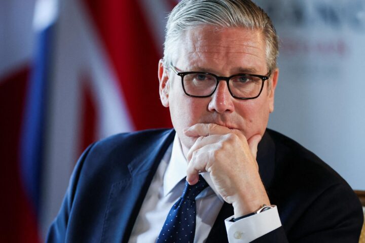 Keir Starmer sous pression : des appels à la démission se multiplient après la victoire de Burnham