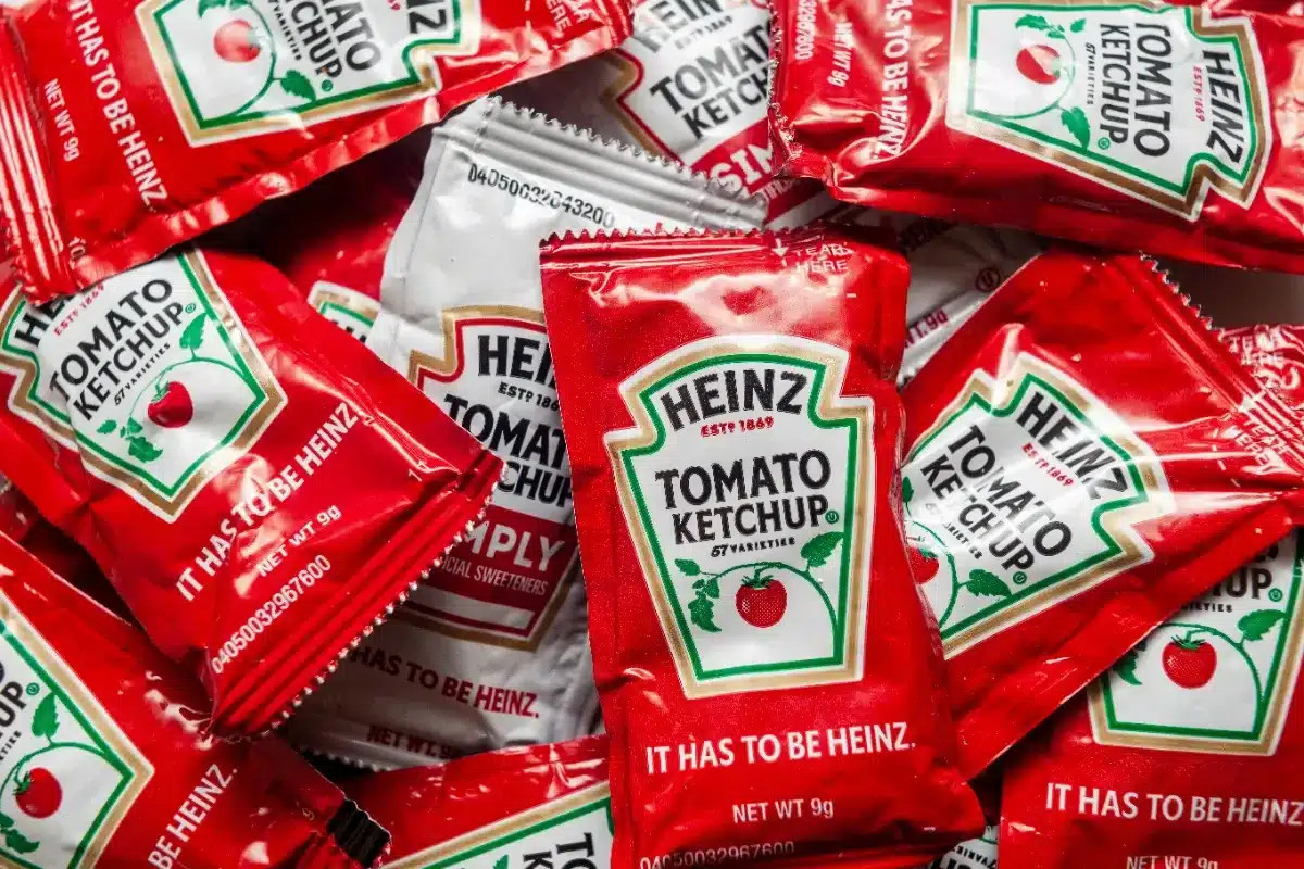 La disparition imminente de votre sachet de moutarde dans les fast-foods : les implications du nouveau règlement européen sur les emballages.