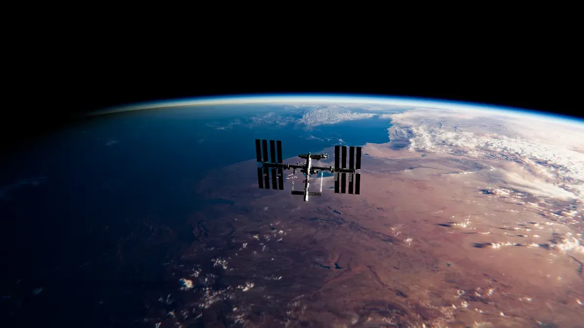 La NASA demande aux astronautes de se préparer à évacuer l'ISS par mesure de précaution.