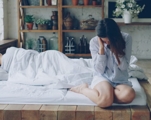 Larmes après l'amour : comprendre les émotions et les réactions hormonales liées à l'intimité
