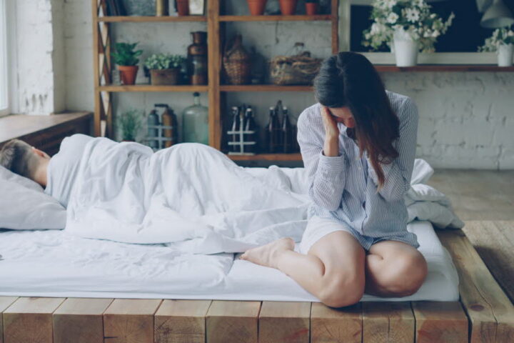 Larmes après l'amour : comprendre les émotions et les réactions hormonales liées à l'intimité