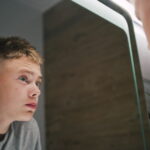 Le bone smashing : une pratique dangereuse pour améliorer son apparence chez les adolescents