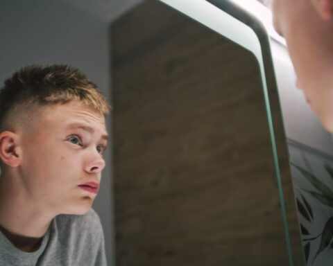 Le bone smashing : une pratique dangereuse pour améliorer son apparence chez les adolescents