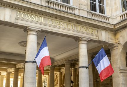 Le Conseil constitutionnel déclare inconstitutionnelle la suppression des frais bancaires de succession pour les mineurs